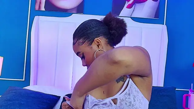 Snapshot of AngelaRoberts chatting on October 2025 04:13:01 AM AngelaRoberts online show from October 2025 04:13:01 AM