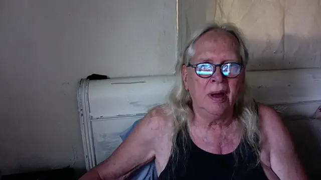 OldLadySara online show from July 2026 11:52:02 PM