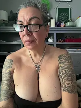 dieseldame1313 online show from February 2026 10:46:02 PM