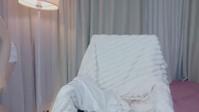 Snapshot of Vessi-babe chatting on February 2026 01:37:02 PM Vessi-babe online show from February 2026 01:37:02 PM