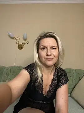 AliceSwan4011 online show from November 2025 02:06:02 PM