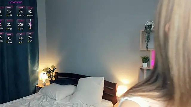 IsaVesco online show from September 2025 07:19:02 PM