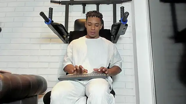 ItaloMoore online show from October 2025 12:41:02 PM