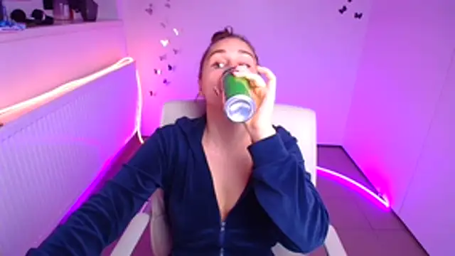 Stefanie Sweet online show from October 2025 02:09:01 PM