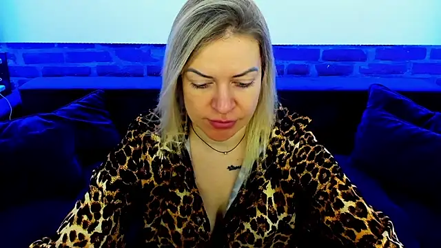 Anna Snows online show from November 2025 06:36:01 AM