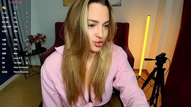 Snapshot of Emma__Ross chatting on June 2026 02:17:01 AM Emma Ross online show from June 2026 02:17:01 AM