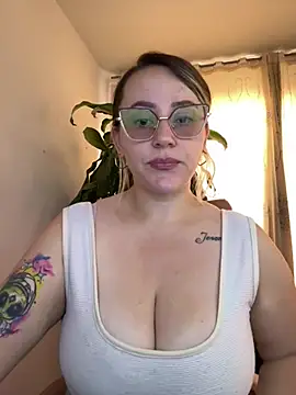 Snapshot of CurvyLust_x chatting on April 2026 01:47:02 PM CurvyLust x online show from April 2026 01:47:02 PM