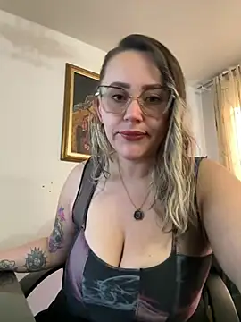 Snapshot of CurvyLust_x chatting on May 2026 01:19:01 PM CurvyLust x online show from May 2026 01:19:01 PM
