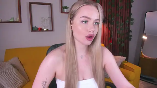 AvroraGoldie online show from November 2025 10:41:02 AM