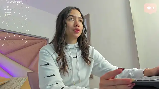 Snapshot of SaraWagner_ chatting on June 2026 12:00:02 AM SaraWagner online show from June 2026 12:00:02 AM