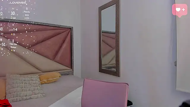 Snapshot of SaraWagner_ chatting on June 2026 12:37:01 AM SaraWagner online show from June 2026 12:37:01 AM