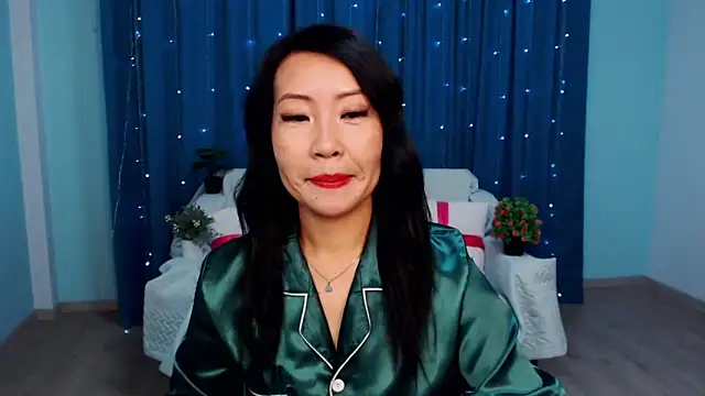 LiaPak online show from October 2025 01:02:02 AM