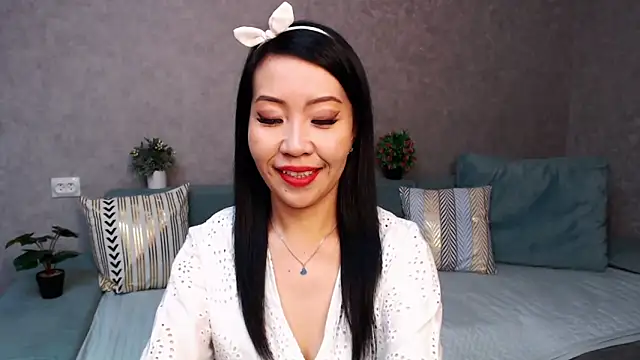 LiaPak online show from November 2025 01:00:02 AM