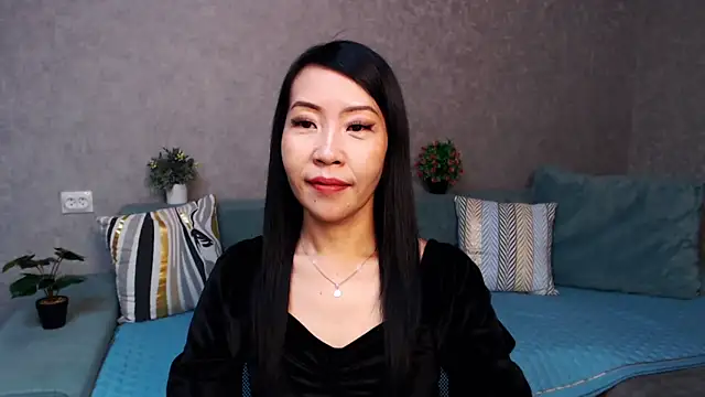 LiaPak online show from November 2025 01:05:02 AM