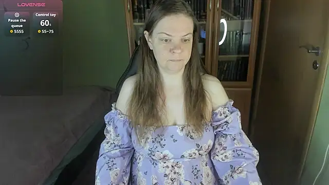 Snapshot of MiaLores chatting on May 2026 09:06:02 AM MiaLores online show from May 2026 09:06:02 AM