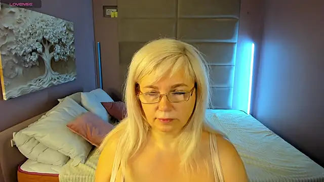 Snapshot of Hella_Fabel chatting on May 2026 01:10:02 AM Hella Fabel online show from May 2026 01:10:02 AM