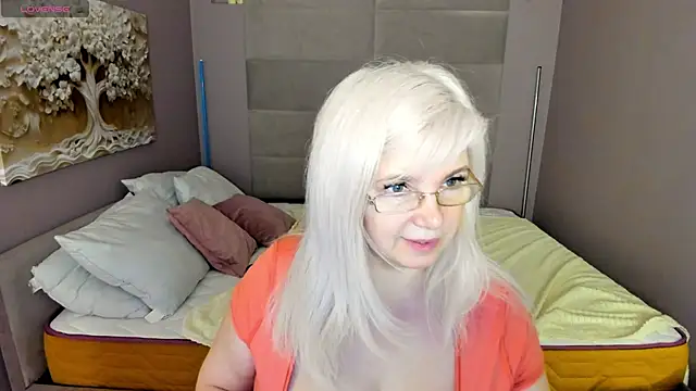 Snapshot of Hella_Fabel chatting on May 2026 01:11:02 AM Hella Fabel online show from May 2026 01:11:02 AM