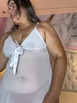 Snapshot of Lucy_Milf_474 chatting on April 2026 12:53:02 PM Lucy Milf 474 online show from April 2026 12:53:02 PM