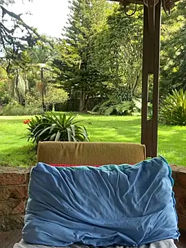 Snapshot of AliceMrtnz chatting on February 2026 06:57:02 PM AliceMrtnz online show from February 2026 06:57:02 PM