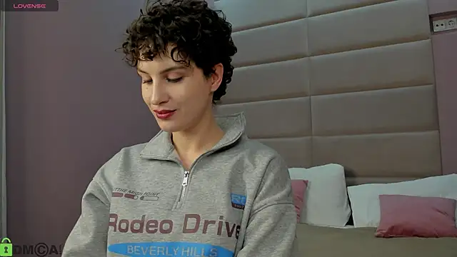 Adeline Perle online show from December 2025 01:02:02 AM