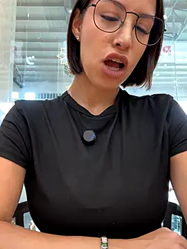 Snapshot of luvely chatting on November 2025 07:25:01 PM luvely online show from November 2025 07:25:01 PM