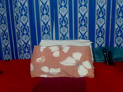 JUICEYLIPS333 online show from November 2025 06:41:02 PM