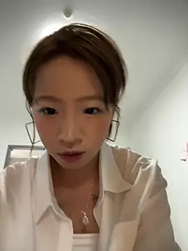Snapshot of jingjing005 chatting on June 2026 06:44:01 AM jingjing005 online show from June 2026 06:44:01 AM