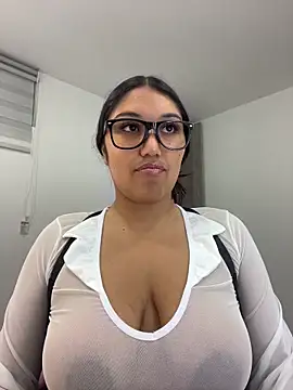 Snapshot of SharaRous chatting on May 2026 01:34:02 AM SharaRous online show from May 2026 01:34:02 AM