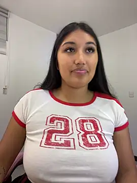 Snapshot of SharaRous chatting on May 2026 12:07:01 AM SharaRous online show from May 2026 12:07:01 AM