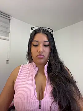 Snapshot of SharaRous chatting on May 2026 01:14:01 AM SharaRous online show from May 2026 01:14:01 AM