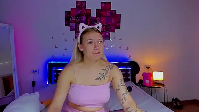 Snapshot of MikkiShowww chatting on September 2025 06:12:02 PM MikkiShowww online show from September 2025 06:12:02 PM