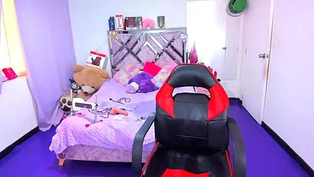 Snapshot of Luna_Analya chatting on April 2026 04:25:01 PM Luna Analya online show from April 2026 04:25:01 PM