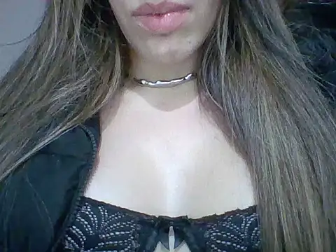 Snapshot of Yasleal chatting on June 2026 01:49:01 AM Yasleal online show from June 2026 01:49:01 AM