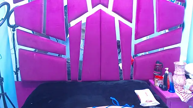 Carolina Suarez  online show from December 2025 02:42:01 AM