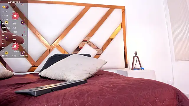 Niicolle Evanss online show from April 2026 07:48:01 PM