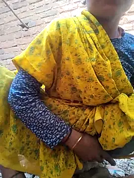 Snapshot of Idhika_Handoo chatting on April 2026 04:15:01 AM Idhika Handoo online show from April 2026 04:15:01 AM