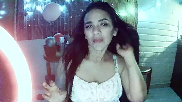 MiiaVelasquez online show from December 2025 04:18:02 AM