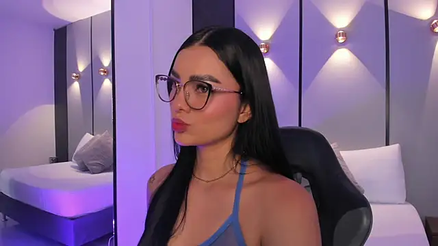 Snapshot of emily_tolson chatting on June 2026 09:45:01 PM emily tolson online show from June 2026 09:45:01 PM