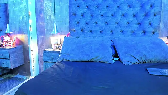 yiyisandoval online show from November 2025 07:57:01 PM