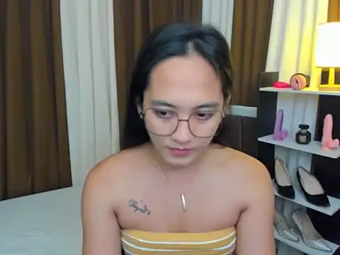 Snapshot of URHottestAngel chatting on October 2025 12:16:01 PM URHottestAngel online show from October 2025 12:16:01 PM