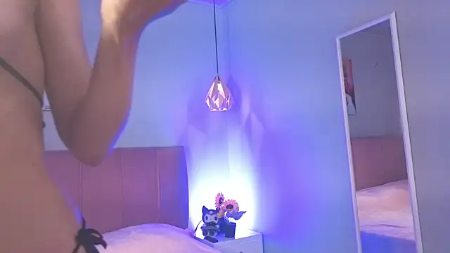 ela petit online show from November 2025 08:51:01 PM