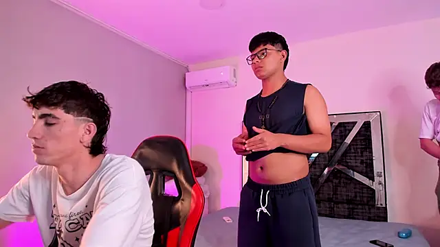 Snapshot of Handsomeboyss19 chatting on February 2026 04:02:01 AM Handsomeboyss19 online show from February 2026 04:02:01 AM