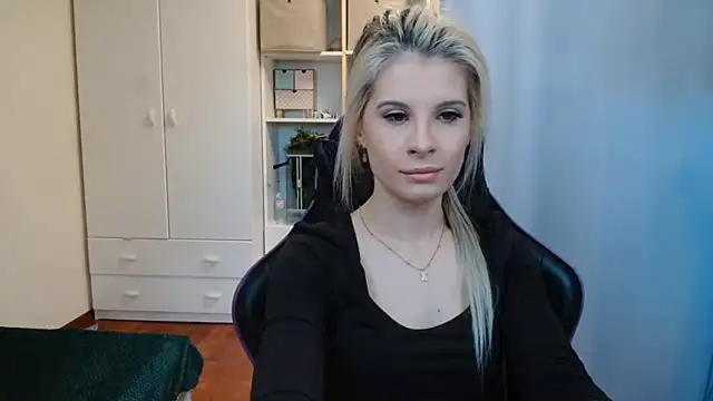 Snapshot of KristineGlow chatting on May 2026 06:09:01 AM KristineGlow online show from May 2026 06:09:01 AM