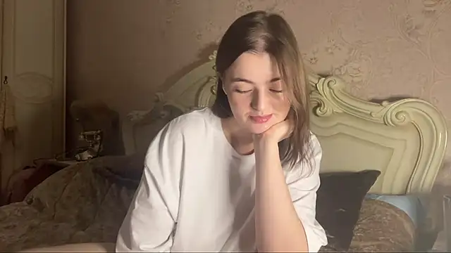 HoneyMist online show from November 2025 06:01:02 PM