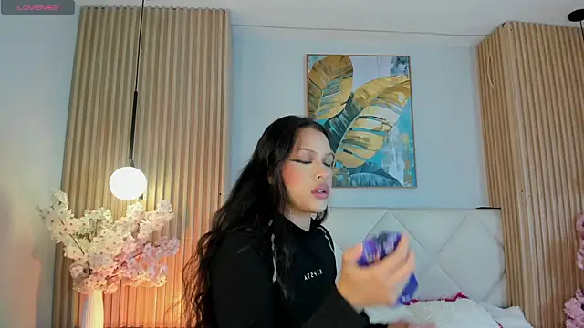 Snapshot of Mila_Hank_ chatting on May 2026 12:33:01 PM Mila Hank online show from May 2026 12:33:01 PM