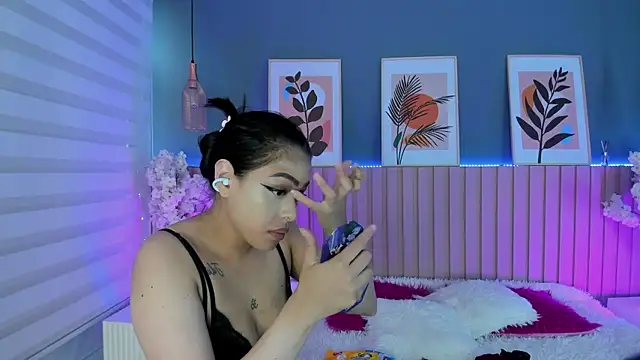 Snapshot of Mila_Hank_ chatting on May 2026 12:10:01 PM Mila Hank online show from May 2026 12:10:01 PM