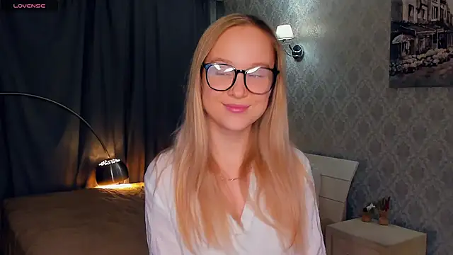 SoonMoor online show from November 2025 06:59:02 PM