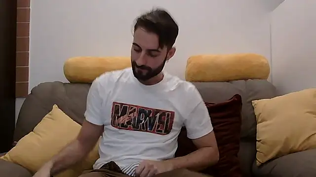 Amicisegreti online show from December 2025 04:24:01 PM