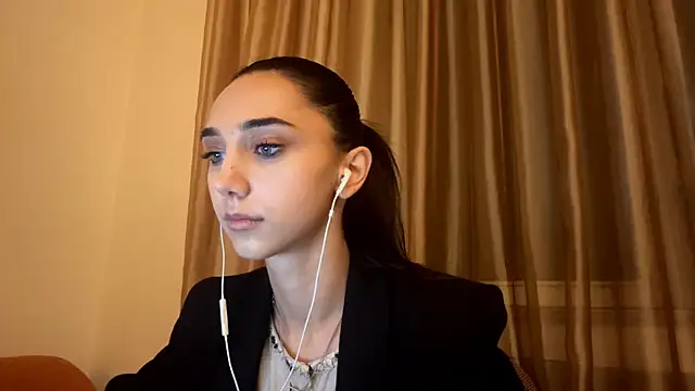 Snapshot of LinaMour chatting on September 2025 10:13:01 PM LinaMour online show from September 2025 10:13:01 PM