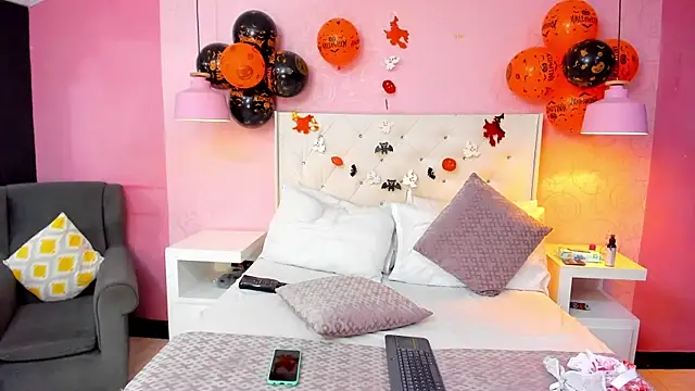 SkylerBloomm online show from October 2025 02:44:01 AM